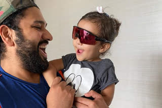 She wears it better than dada, Rohit posts picture with daughter, ଝିଅ ସହ ଫଟୋ ସେୟାର କଲେ ହିଟମ୍ୟାନ,  ମଜାଦାର କ୍ୟାପସନ