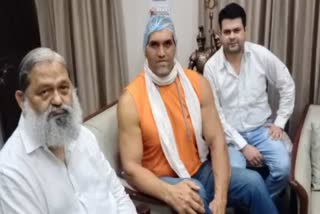 WWE player Great Khali arrives to meet Home Minister Anil Vij