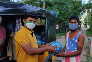 vegetables distribution in redzone area by lb patnam youth in visakha district