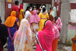 Protest of women for closing liquor shop in ranchi