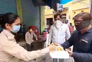 People in Varanasi celebrate Vikas Dubey's encounter; distribute sweets among public, police