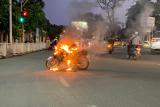 કાલાઘોડા પાસે ચાલુ બાઈકમાં ભીષણ આગ