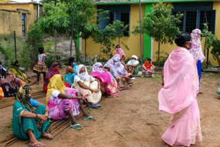 Parents are demanding to conduct classes from first to eighth in Hindi medium in balod