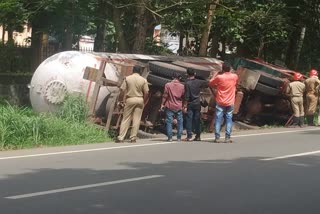 Gas tanker  Kollam  കൊല്ലത്ത് ഗ്യാസ് ടാങ്കർ മറിഞ്ഞു  ഗ്യാസ് ടാങ്കർ  കൊല്ലം