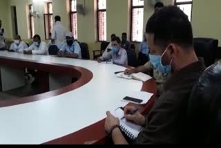 sdm-puran-singh-holds-meeting-with-businessmen-for-weekly-detention