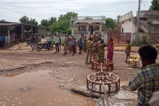 chowtapalli villagers protest for solution of roads