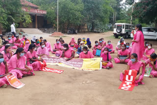 Asha karyakartas protest against state government