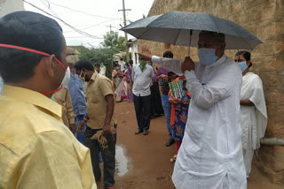 Kushtagi: MLA Amaregouda Patil Bayyapur visits Containment Zone