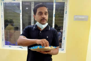 ganjam collector vijay amrut kulange, berhampur latest news, parala maharaja covid care center, quality of food inspected by collector, ଗଞ୍ଜାମ ଜିଲ୍ଲାପାଳ ବିଜୟ ଅମୃତ କୁଲାଙ୍ଗେ, ବ୍ରହ୍ମପୁର ଲାଟେଷ୍ଟ ନ୍ୟୁଜ୍‌, ପାରଳା ମହାରାଜା କୋଭିଡ କେୟାର ସେଣ୍ଟର, କୋଭିଡ ସେଣ୍ଟରରେ ଖାଦ୍ୟର ମାନ ପରଖିଲେ ଜିଲ୍ଲାପାଳ