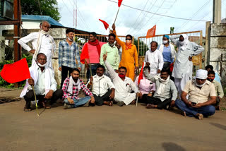 Angry Bhartiya Kisan Sangh activists besieged the electricity department office