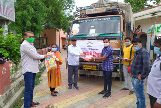 एजुकेट गर्ल्स कर रही राशन किट वितरित, Education girls distribute ration kits