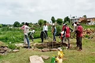 Villagers removing the dead body from the well