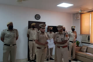 Commissioner of Police honored Dwarka police team for arresting miscreants of firing case in Delhi