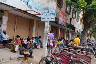 People's lined for Aadhaar card correction ... queue from early morning