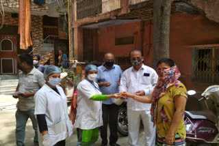 RWA distributed free medicines of Corona to residents of Janata Flat in Dilshad Garden