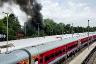 Nizamuddin Rail Yard  Fire  New Delhi  നിസാമുദ്ദീൻ റെയിൽ യാർഡിൽ തീപിടിത്തം  നിസാമുദ്ദീൻ റെയിൽ യാർഡ്  ഡൽഹി  ന്യൂഡൽഹി