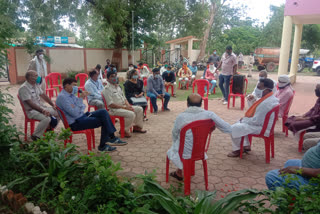 Representative giving suggestions in the meeting