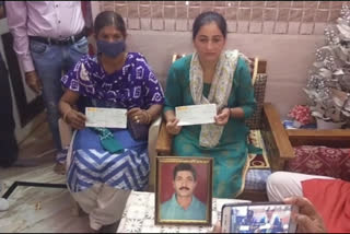 Delhi government gave 20-20 check to family of 2 martyred servicemen