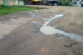 Bad condition of Gondpipari-Podsa road in chandrapur