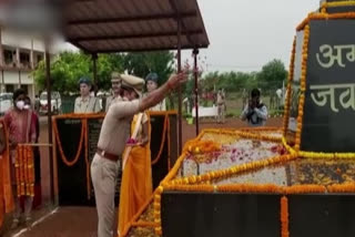 Naxal-Turned-Constable Pays Tribute To Slain Policemen