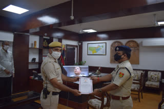 Delhi Police commissioner awarded nangloi police staffs