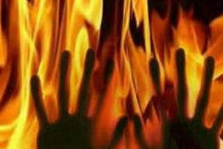 Fire  Tamil Nadu government  Tamil Nadu police  Man sets himself on fire  COVID-19 lockdown  Lockdown violation  ലോക്ക് ഡൗണ്‍ ലംഘനം  യുവാവ് ആത്മഹത്യയ്‌ക്ക് ശ്രമിച്ചു  ആത്മഹത്യ  തമിഴ്‌നാട് പൊലീസ്