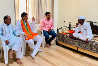 bjp leader meet indorikar maharaj at ahmednagar