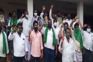 protest in guntur dst thullor  about ambedkar statue