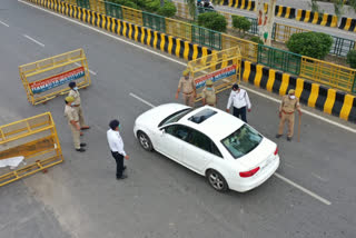 Noida police taken action against people who violate the rules of lockdown