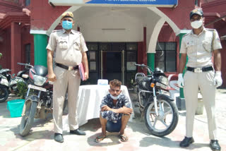 Delhi police arrested a snatcher in mohan garden