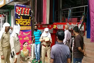 मास्क न पहननेवाले व्यापारियों से जुर्माना वसूलती पुलिस.