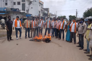 In protest against the attack on MP Arvind bjp leaders burnt the kcr effigy in nizamabad