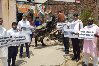 Protests and sloganeering by hanging bikes and cylinders in noida