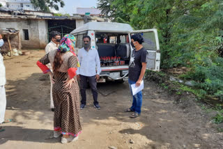 Villagers caught a vehicle full of illegal liquor