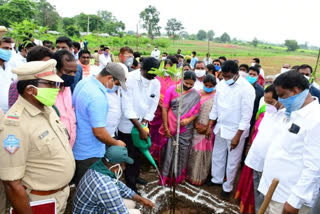 వెయ్యి మొక్కలు నాటే కార్యక్రమంలో మంత్రి పువ్వాడ