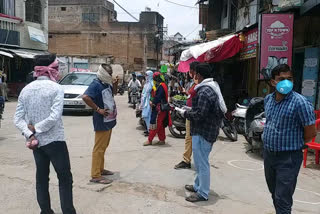 fine charged from the people roaming with out mask in tikamgarh by administration