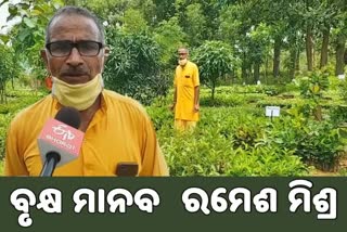 tree-man-ramesh-mishra-distributed-saplings-to-people-on-his-own-expense