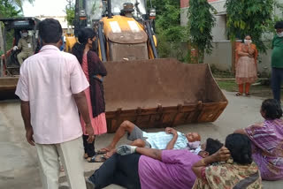 gvmc Officers demolishing houses in Anakapalli