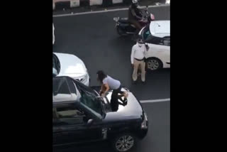 Couple fight  Mumbai traffic  Mumbai couple  Peddar Road  viral video  Couple spat  Mumbai traffic comes to a halt  റോഡില്‍ വഴക്ക്  മുംബൈ  ഗതാഗത തടസം