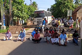 റോഡ് ഉപരോധിച്ച് നാട്ടുകാർ  പൂവാറിൽ റോഡ് ഉപരോധം  അവണാകുഴിയിൽ കൊവിഡ്  road blocked by locals in poovar  avanamkuzhi covid