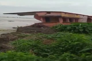 Rains in Bihar  Bihar floods  School building collapses  Bihar weather  heavy rains in Bihar  കനത്ത മഴക്കിടെ ബിഹാറില്‍ സ്‌കൂള്‍ കെട്ടിടം നദിയിലേക്ക് തകര്‍ന്നു വീണു  ബിഹാര്‍ പ്രളയം  ബിഹാര്‍