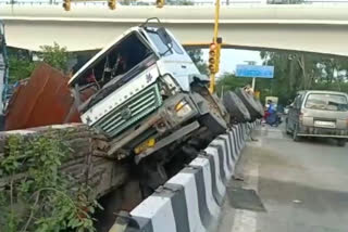 Truck road accident at keshavpuram in North east Delhi