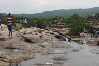 Manjhar Kund waterfall  Bihar drowning incident  Darigaon Police  Kaimur Hills  കുളിക്കാനിറങ്ങിയ മൂന്ന് പേര്‍ മുങ്ങിമരിച്ചു  മുങ്ങിമരിച്ചു  മഞ്ജർ കുന്ദ് വെള്ളച്ചാട്ടം