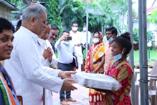 cm-honored-the-student-of-birhor-tribe-in-jashpur