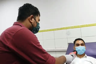 plasma donor donating plasma in LNJP hospital delhi due to coronavirus