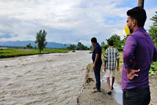 তামুলপুৰৰ ডোঙাৰ গাঁৱত বানাক্ৰান্তৰ মাজত সাহাৰ্য বিতৰণ