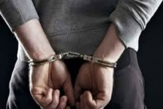 delhi police arrested one liquor smuggler with illegal liquor
