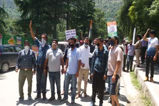Congress protests in Kullu on hike of petrol prices