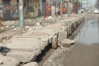 opened sewer and garbage on road near Mundka metro station