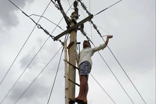 Villagers are improving the power line of 11 kv at risk in rewa